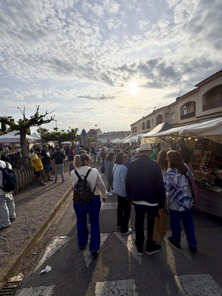 Multitud de visitants passejant entre les parades del mercat de la Festa de la Malvaella 2026 al capvespre