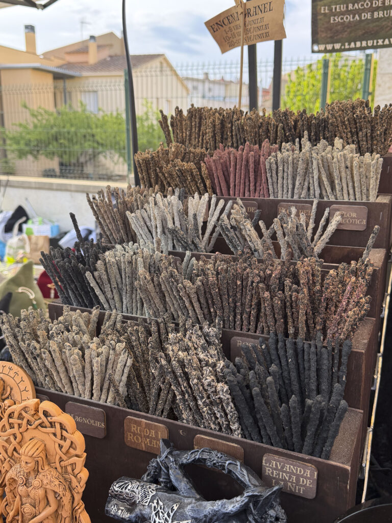Expositor de barres d'encens a granel de diverses varietats al mercat de la Festa de la Malvaella 2026