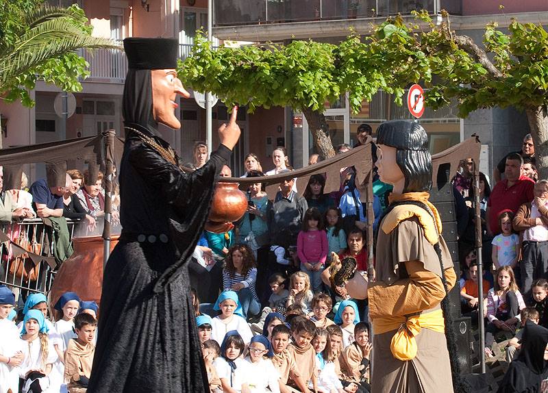 Els gegants de la Malvaella i el Sucdebruc cara a cara davant del públic a la Festa de la Malvaella